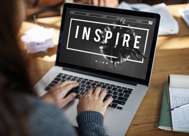 Masada dizüstü bilgisayar kullanan kadın