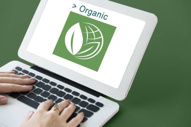 Dizüstü bilgisayarda yazan kadın klavyesi