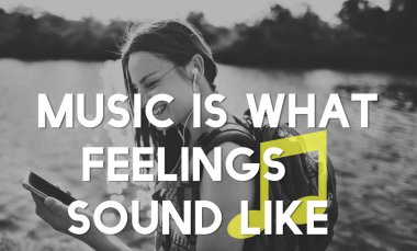 sırt çantası ile genç kız