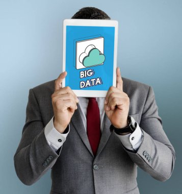 Dijital tablet ile yüz kapsayan iş adamı 