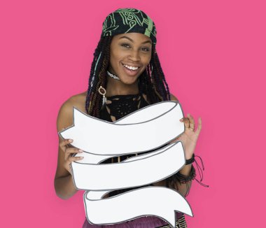 bir afiş tutan kadın