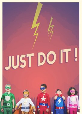 Süper kahramanlar neşeli çocuklar eğlenin