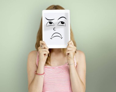 Dijital tablet kapsayan yüz tutan kadın