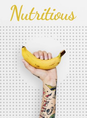 Dövmeli kişi holding muz.