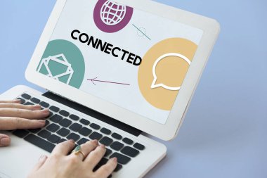 Dizüstü bilgisayarda yazan kadın klavyesi