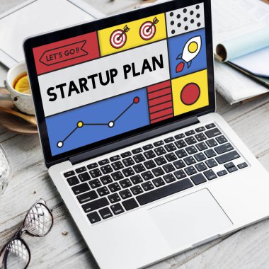 ahşap masa üstünde açılan laptop 