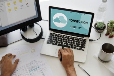 dizüstü bilgisayarda çalışan insan  