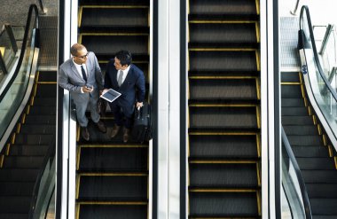 Yürüyen merdiven konuşurken iş erkek