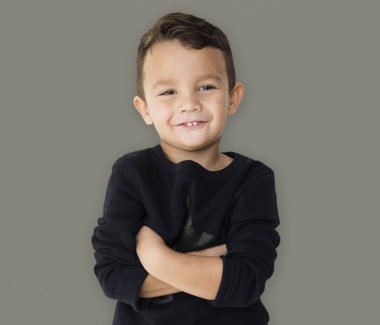 Çocuk ile çapraz el poz