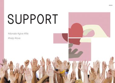 İnsanlar kadar eller yükselterek 