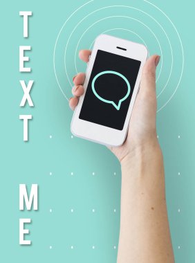 Akıllı telefon kullanan kişi.