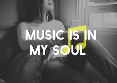genç kadın tren müzik dinleme