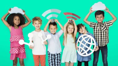  Teknoloji sembolleri tutan çocuk