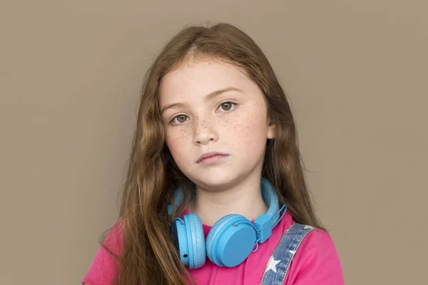 Osamělý malá holčička se sluchátky — Stock fotografie