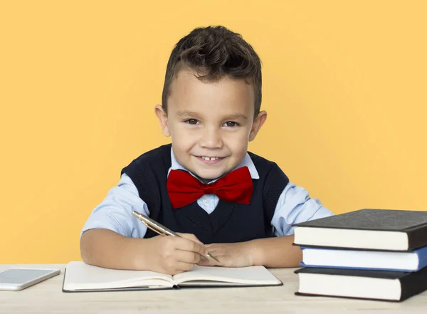 Menino escrevendo em caderno — Fotografia de Stock