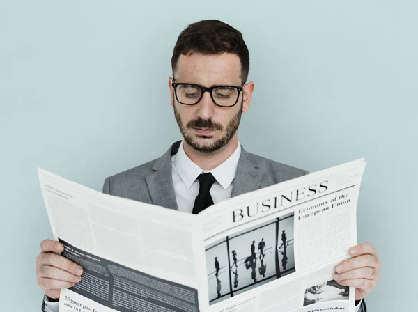 Hombre sosteniendo y leyendo el periódico —  Fotos de Stock