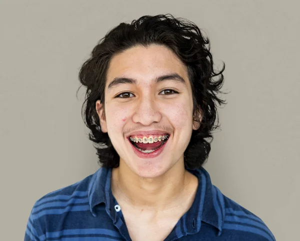 Chico sonriente en el estudio — Foto de Stock