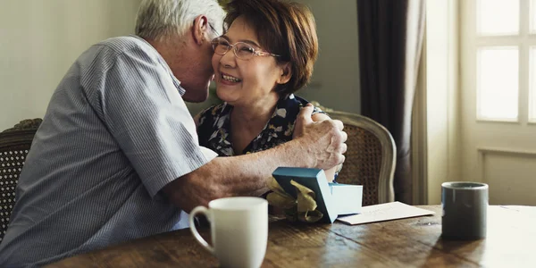 Hombre mayor dando regalo a la esposa — Foto de Stock