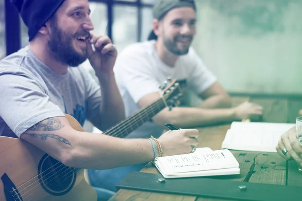 Gruppo di amici che suonano la chitarra — Foto Stock