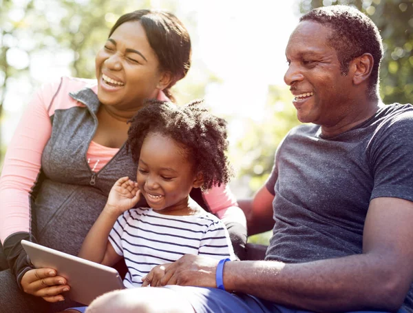 Gezin met digitale tablet — Stockfoto