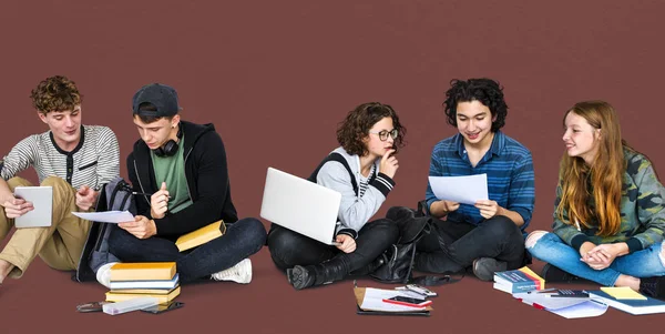 Estudantes fazendo lição de casa — Fotografia de Stock