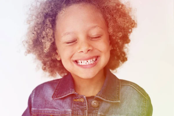 Lächelnder afrikanischer amerikanischer Junge — Stockfoto