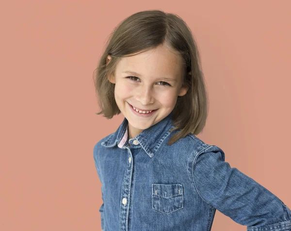 Bambina che indossa una camicia jeans — Foto Stock