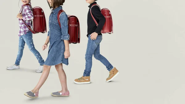 Enfants marchant avec des sacs à dos — Photo