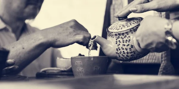 Barista gießt Tee in die Tasse für den Kunden — Stockfoto