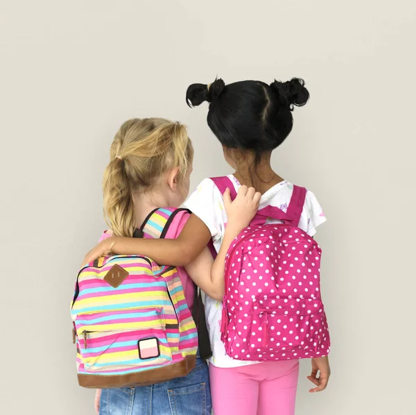 Små flickor med ryggsäckar — Stockfoto