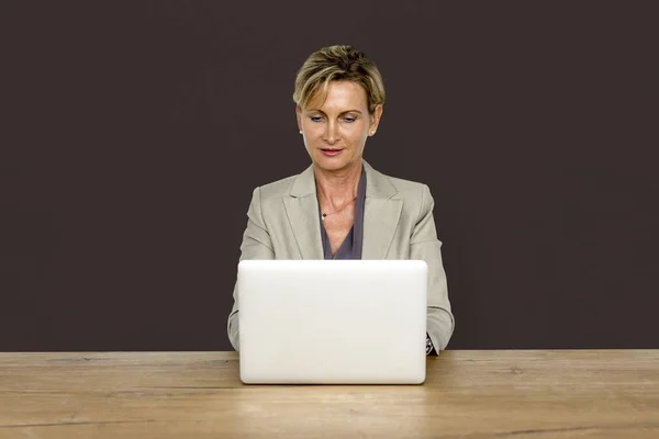 Gammal kvinna som använder laptop — Stockfoto