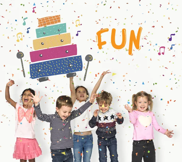 Niños felices lanzando confeti —  Fotos de Stock