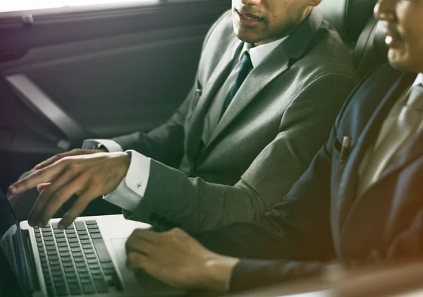 Uomini d'affari che utilizzano laptop — Foto Stock