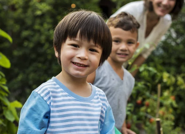 Meninos com professor em um jardim — Fotografia de Stock