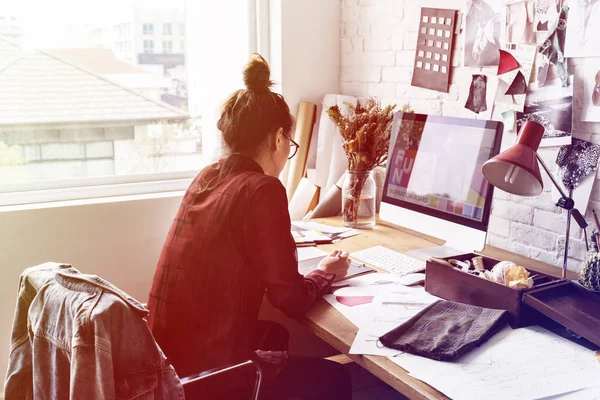 Diseñador de moda trabajando en taller — Foto de Stock