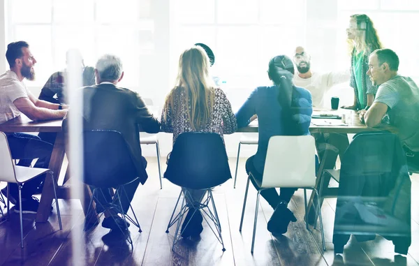 Personas sentadas en la mesa en la reunión de negocios —  Fotos de Stock