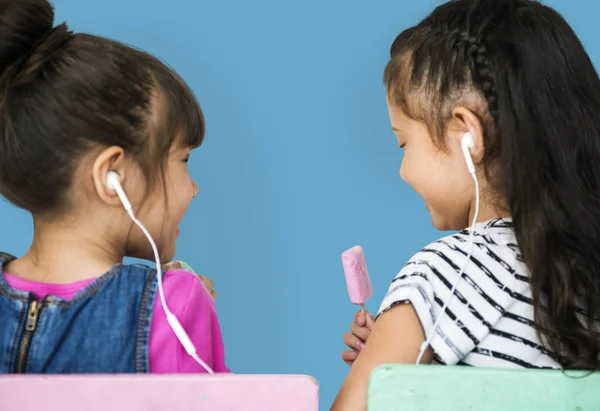 Duas meninas ouvindo música — Fotografia de Stock