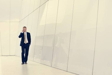 Beyaz işadamı konuşmayı cep