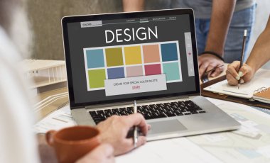 insan eli dizüstü bilgisayar kullanarak 