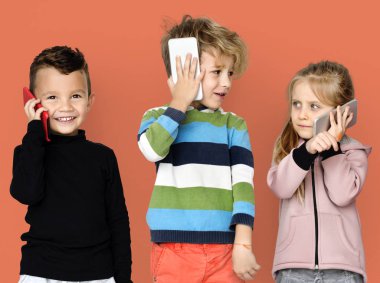 akıllı telefonlar kullanan arkadaşlar