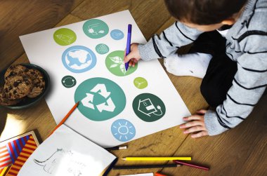 küçük çocuk albümü kağıt üzerine çizim