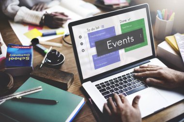 Dizüstü bilgisayarda yazan erkek eller  