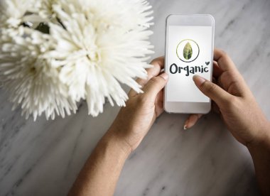 cep telefonu tutan elleriyle