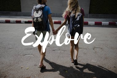 seyahat çift sokakta yürüme