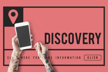 Akıllı telefon kullanan dövmeli kişi.