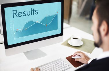 bilgisayarla çalışma iş adamı