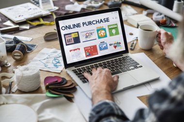  adam el laptop ile çalışma