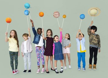 Çocuk güneş sistemi tutan