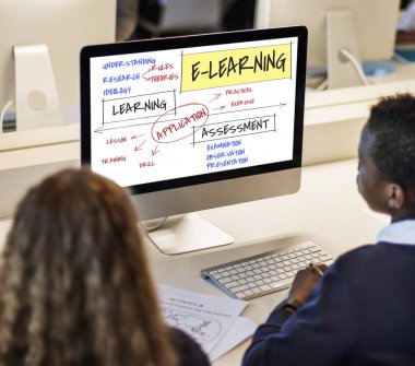 erkek ve kız monitör ekranına bakarak 