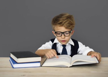 Küçük iş adamı çalışma masasında 